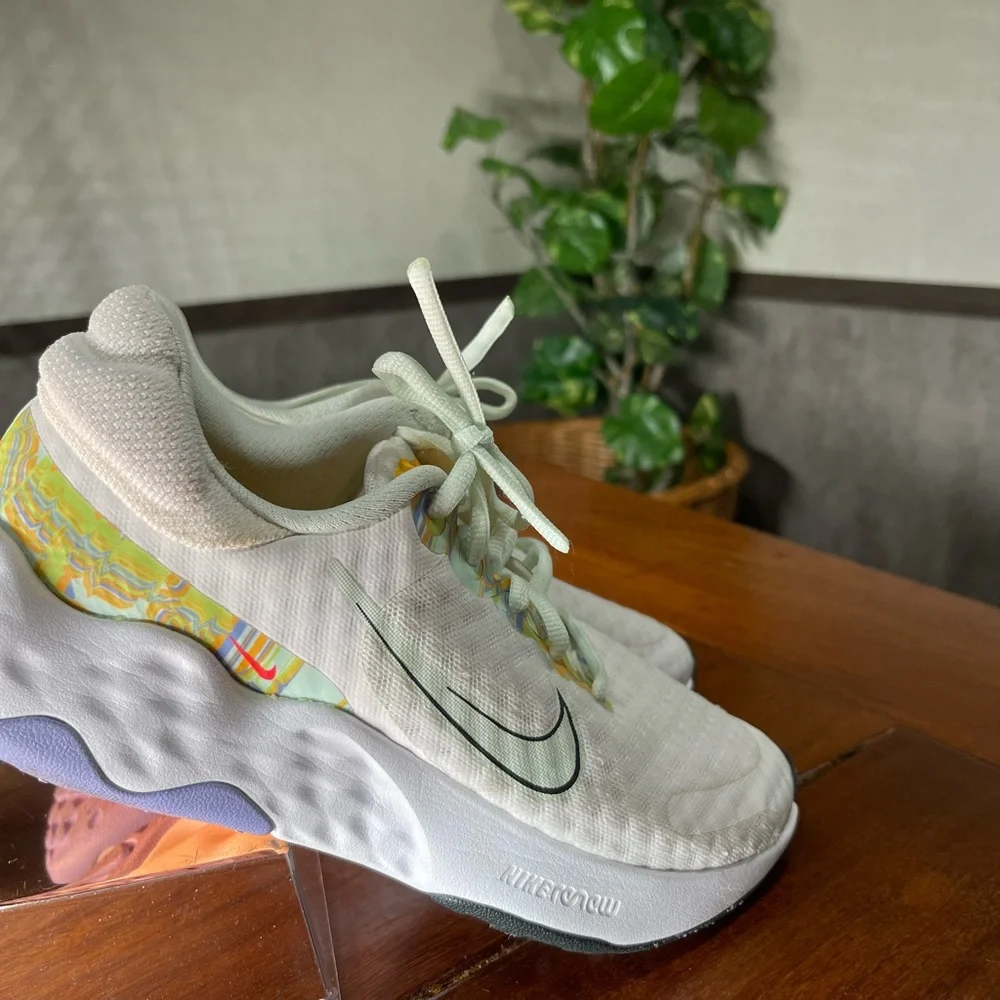 Women Nike White and Light Green Sneakers size 7 - Picture 2 of 9